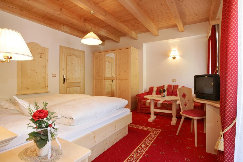Garni B&B Schenk เซลวาดีวัลการ์เดนา ห้อง รูปภาพ
